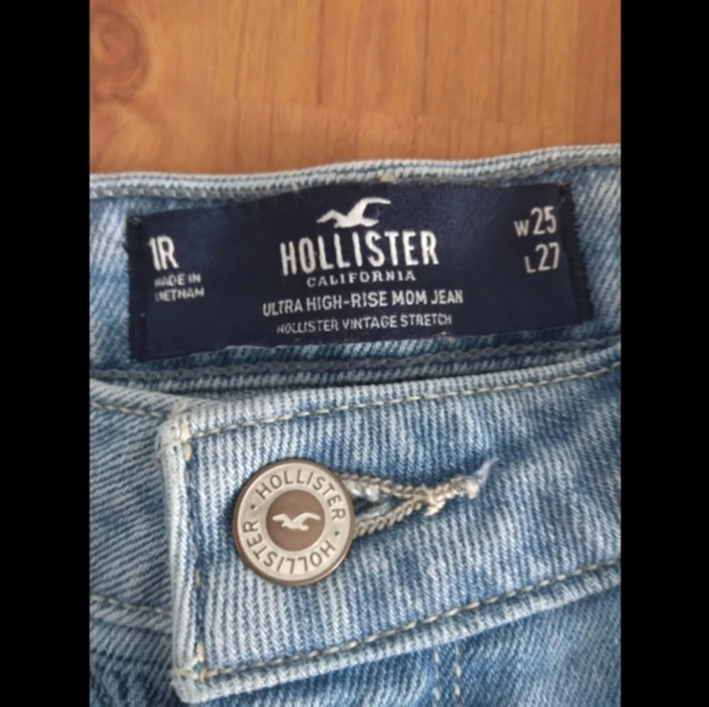 HOLLISTER Ultra High-Rise Medium Wash Doodle Mom Jeans.‎